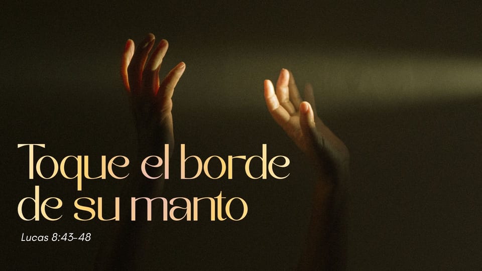 Toque el borde de su manto